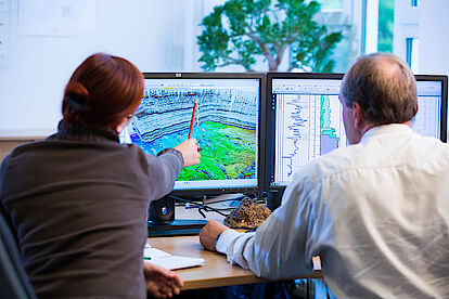 Pemrosesan data geofisika dan interpretasi geologi Pemrosesan data geofisika dan interpretasi geologi